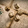 Dados antigos lançados no ar sobre páginas do Manuscrito Voynich, simbolizando o código Naibbe e a ideia de aleatoriedade controlada usada para imitar o comportamento do texto indecifrado.